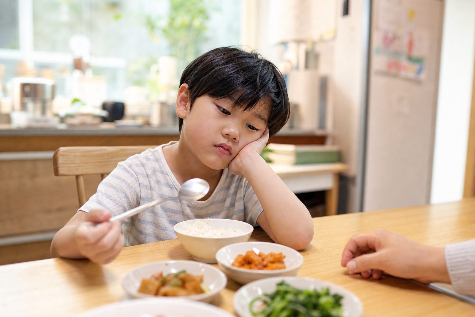 밥을 앞에 두고 입맛이 없어 숟가락만 만지는 아이 - 부산 경희미르애한의원 남포점